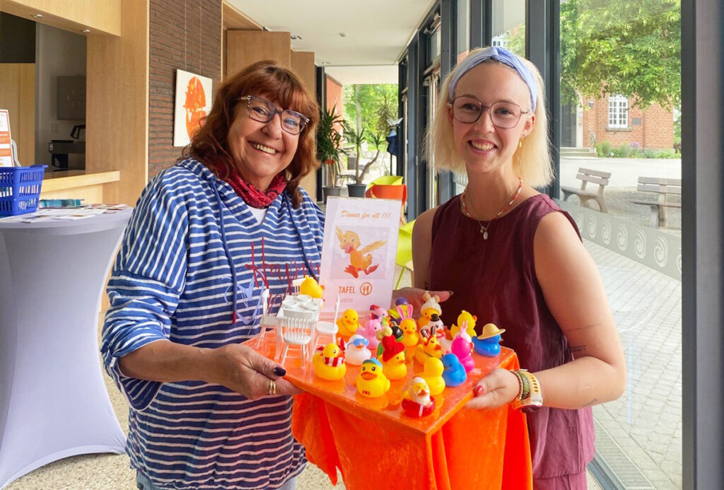 Links Martina Violka, stellvertretende Vorsitzende der Tafel Garbsen, rechts Frauke Miezal von der Ev.-luth. Kirchengemeinde Altgarbsen mit dem neuen Hindernis
